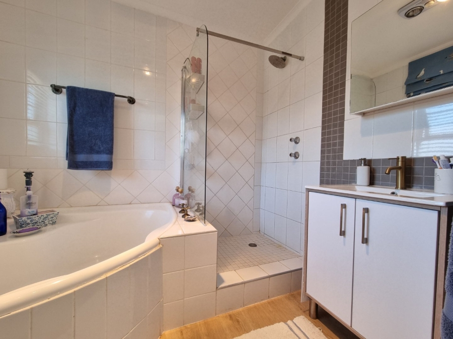 4 Bedroom Property for Sale in Wavecrest Eastern Cape